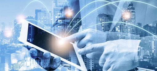 Ausbildung zum Energieberater Finger drückt auf iPad und steuert so die Energie