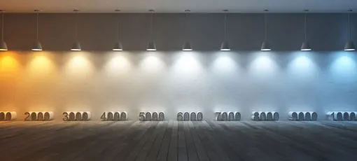 LED-Lampen beleuchten eine Wand von warmweiß bis kaltweiß