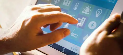 Haustechnik | Smartphone mit App-Symbolen auf Tablet PC