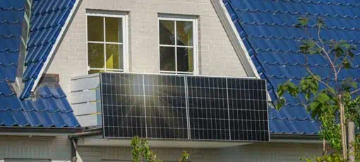 Balkonkraftwerke in Deutschland | Sonnenkollektoren auf dem modernen Balkon des Wohnhauses mit Sonnenlicht Reflexion. Balkons Solarkraftwerk umweltfreundlich für den Einsatz erneuerbarer Energien. 